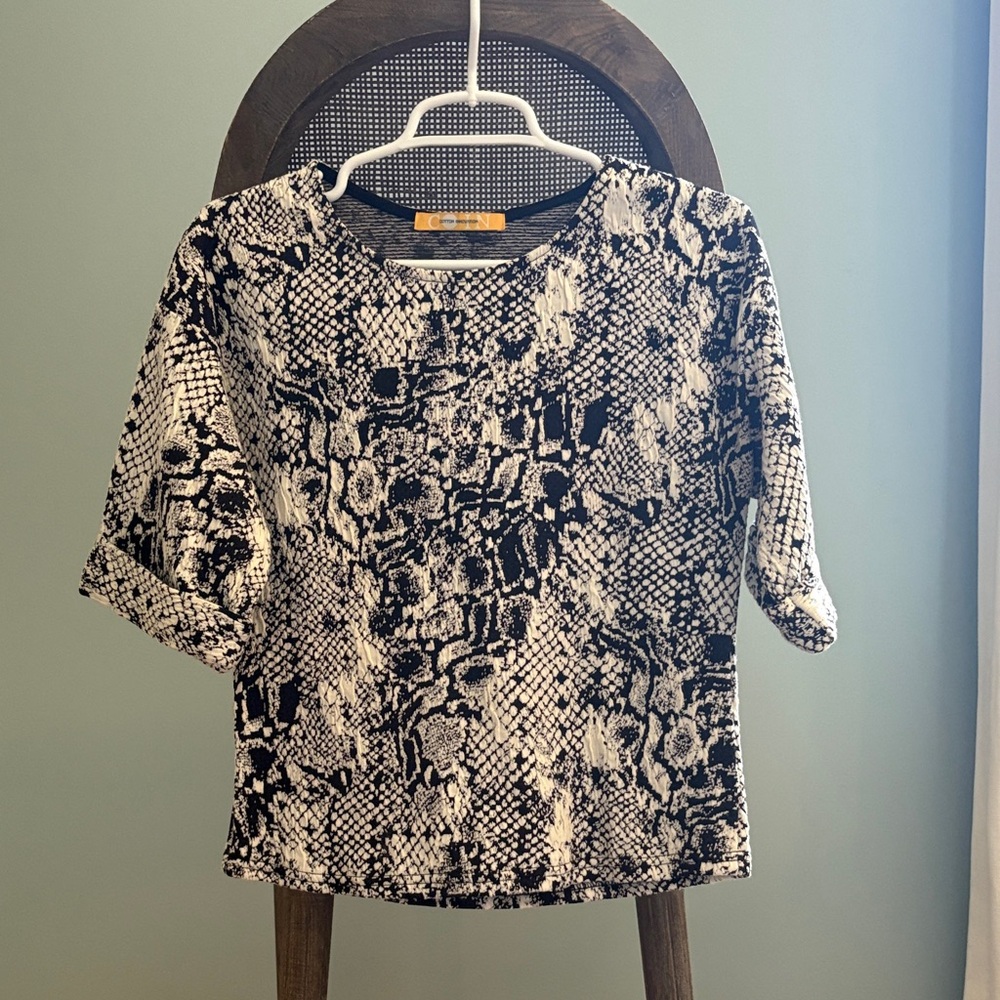 Cotton Innovation Women’s Black and White Snake Print Top